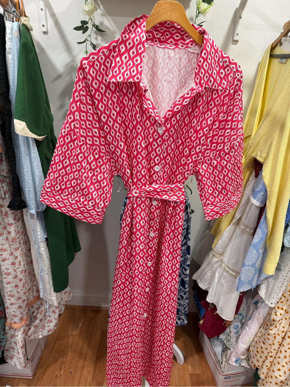 Red Geometric Print Women's Shirt Dress with Belt - Picture 2 of 2